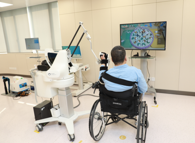  图片说明：患者使用EMU三维上肢康复机器人