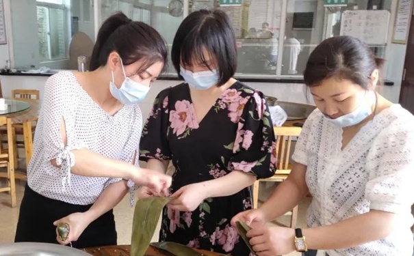 杭州绿康护理院开展端午包粽子活动