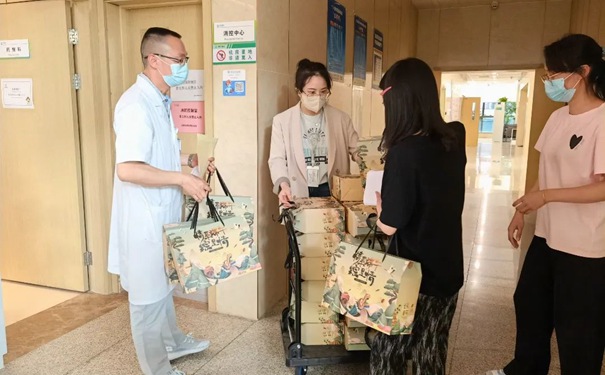 杭州和禾康复医院端午为员工送温情