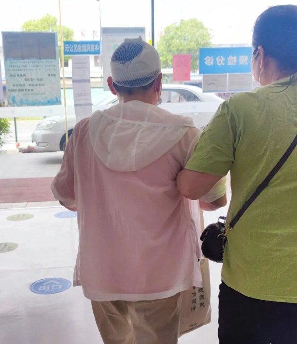 杭州顾连通济康复医院护士为意外受伤老人包扎伤口