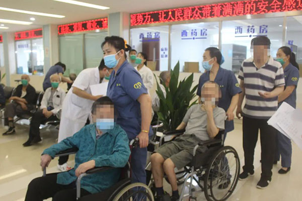 杭州东骅医院开设新冠疫苗接种专场，为住院老人接种新冠疫苗