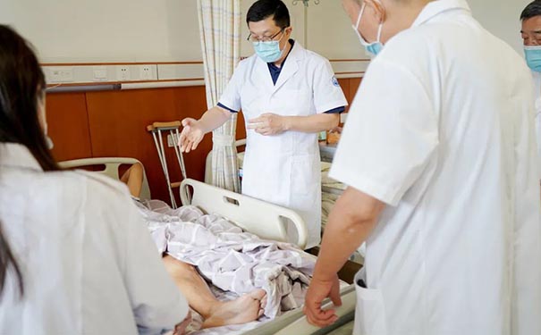 杭州天目山医院邀请上海华山医院手外科徐雷教授来院坐诊