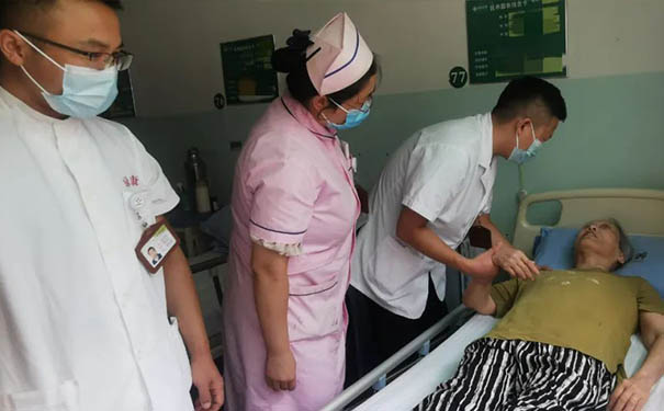 杭州绿康老年医院对卧床老人进行康复评估
