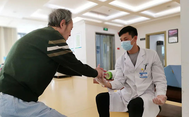 杭州三江阳光康复医院解决病人颈椎腰椎问题，收到病人锦旗感谢