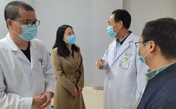 杭州和禾康复医院医生术后仍然坚守岗位，值得敬佩