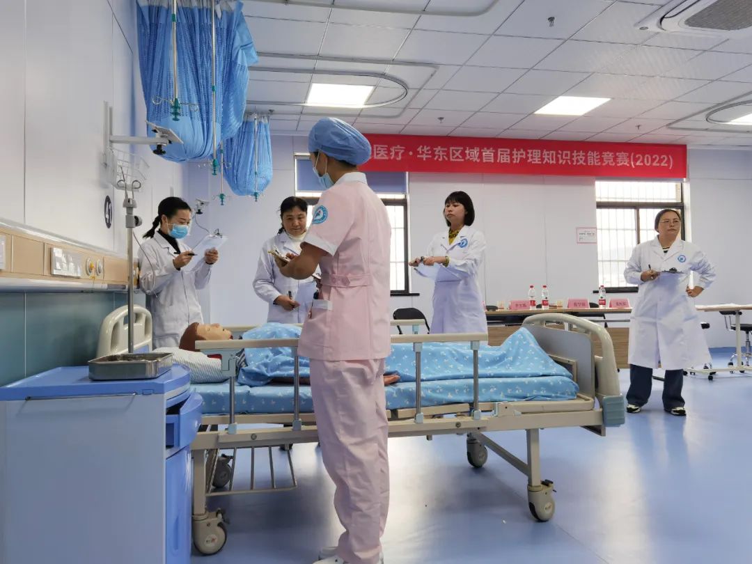 11月4日，顾连医疗华东区域医管中心在杭州顾连玺桥康复医院举行了“2022年华东区域护理院感知识技能竞赛”