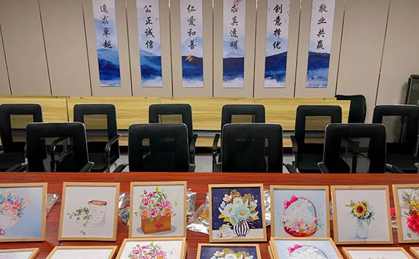 杭州顾连玺桥康复医院开展“以花会友 共筑康复之路“的永生花相框DIY兴趣活动。