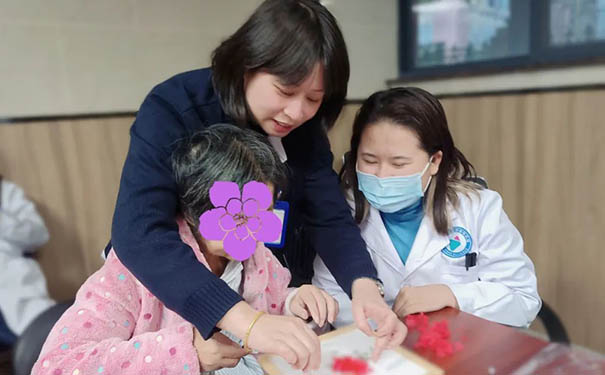 杭州顾连玺桥康复医院开展“以花会友 共筑康复之路“的永生花相框DIY兴趣活动。