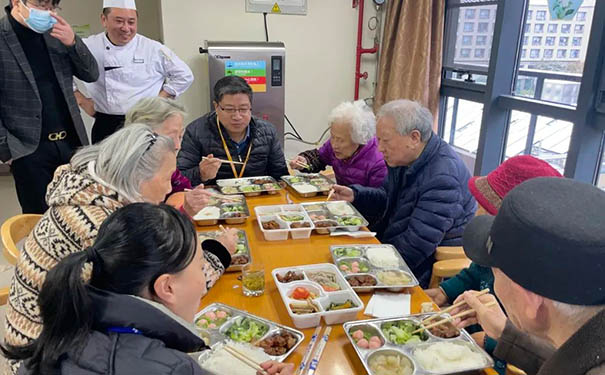杭州滨江绿康阳光家园开展院长陪同老人试吃品鉴菜品活动