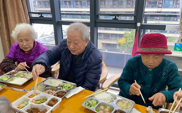 杭州滨江绿康阳光家园开展院长陪同老人试吃品鉴菜品活动