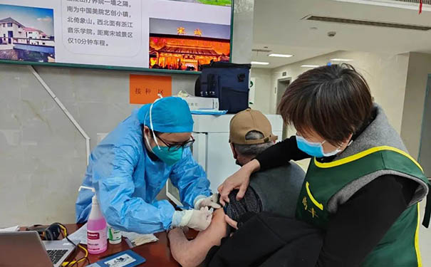 杭州枫上医院为在院老人进行新冠疫苗接种和补接工作