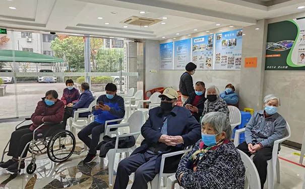 杭州枫上医院为在院老人进行新冠疫苗接种和补接工作