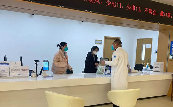浙江大学康复医院为在院病人医护送去平安果
