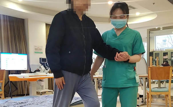 【康复案例】杭州乐天派英智康复医院全椎体切除术后成功康复，恢复自由行走