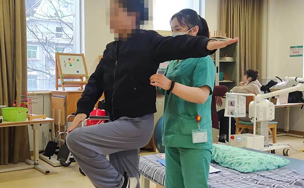 【康复案例】杭州乐天派英智康复医院全椎体切除术后成功康复，恢复自由行走
