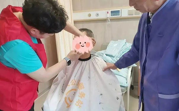 杭州佳业康复医院在病区开展免费为患者理发活动
