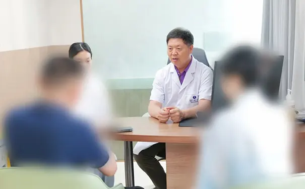 刘保池教授莅临御湘湖未来医院，为各地慕名前来的患者进行公益看诊